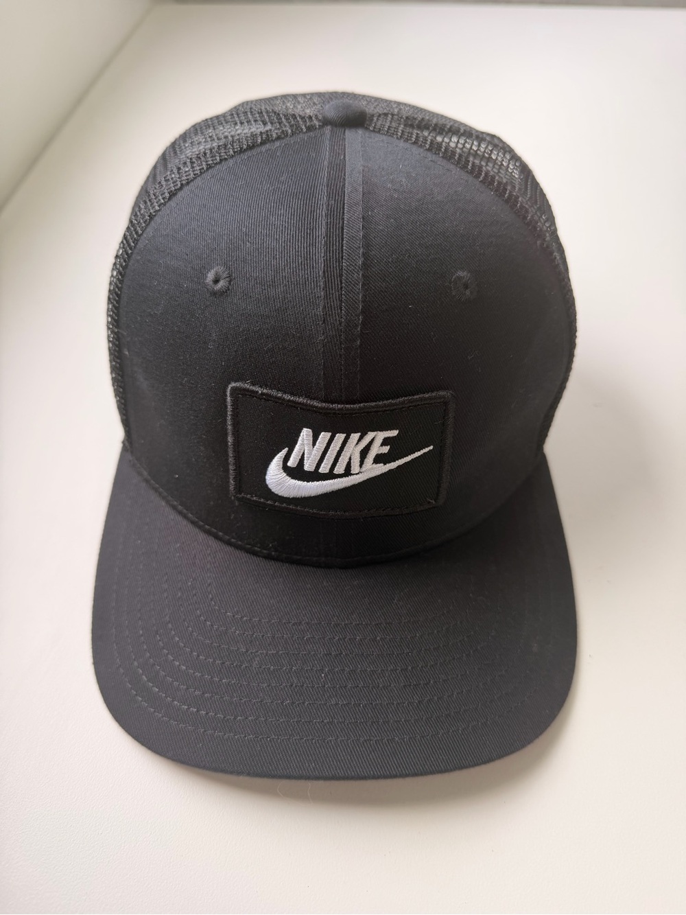 Nike Swoosh Men’s Black Mesh Trucker Cap Size L/XL